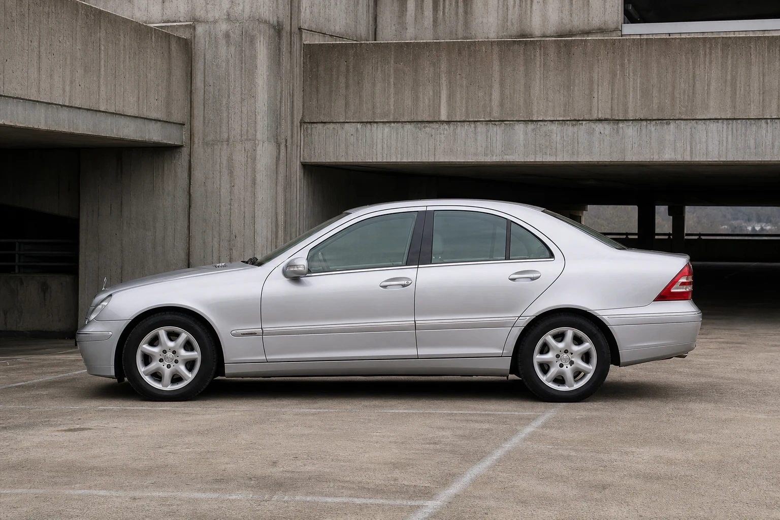 Seitenansicht (Fahrerseite) des Mercedes-Benz C-Klasse 2. Gen als Limousine (W203) (mit KI erzeugt)