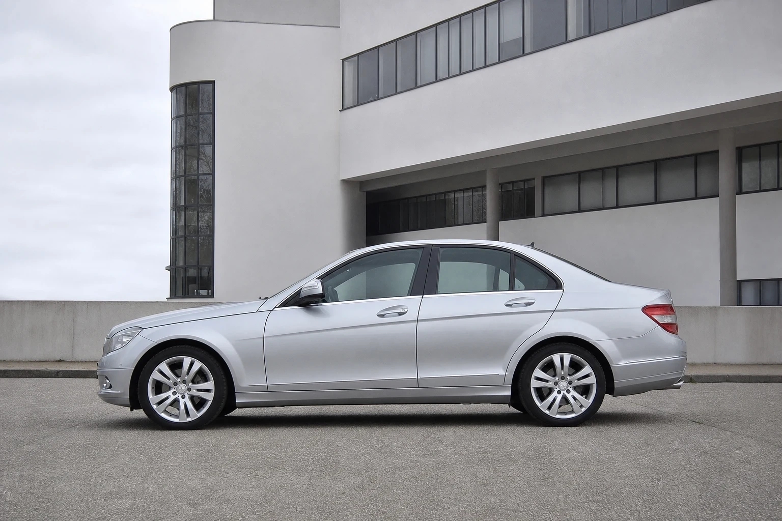 Seitenansicht (Fahrerseite) des Mercedes-Benz C-Klasse 3. Gen als Limousine (mit KI erzeugt)