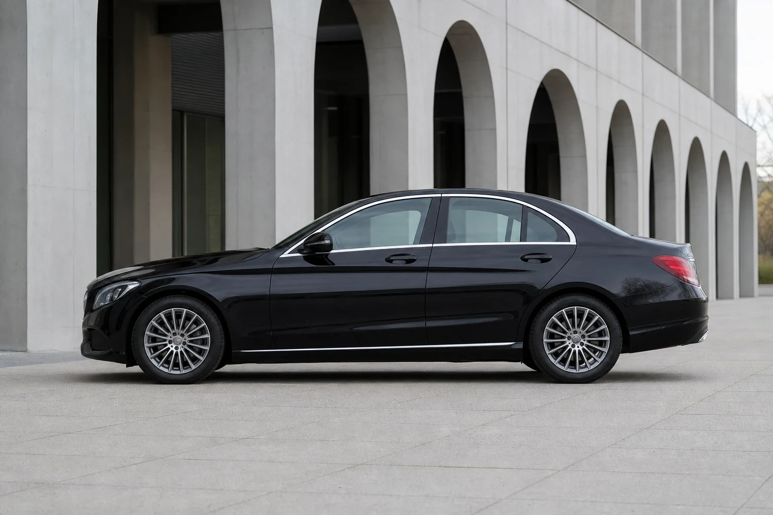 Seitenansicht (Fahrerseite) des Mercedes-Benz C-Klasse 4. Gen als Limousine (mit KI erzeugt)