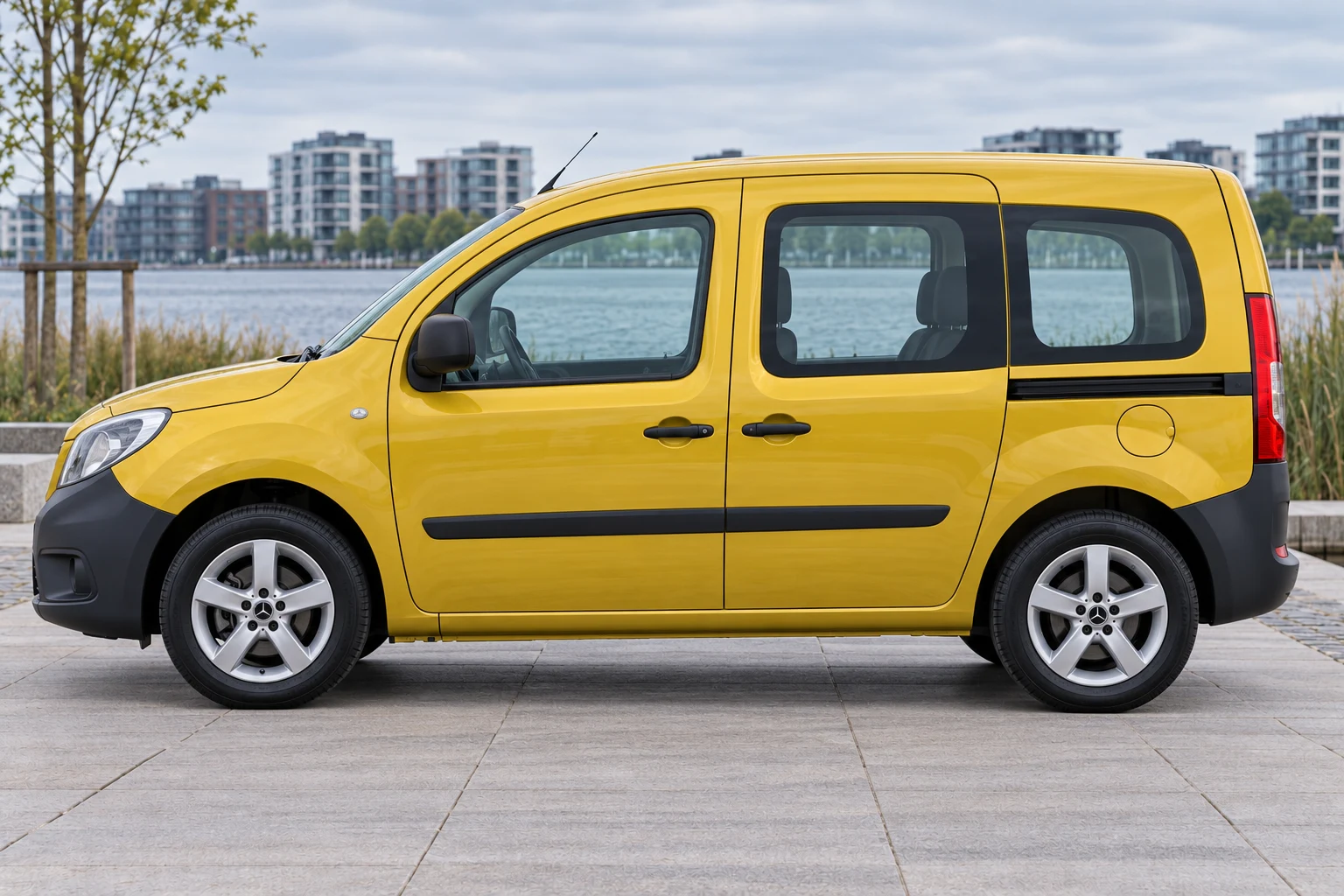 Seitenansicht (Fahrerseite) des Mercedes-Benz Citan 1 als Mixto Doppelkabine (W415) (mit KI erzeugt)