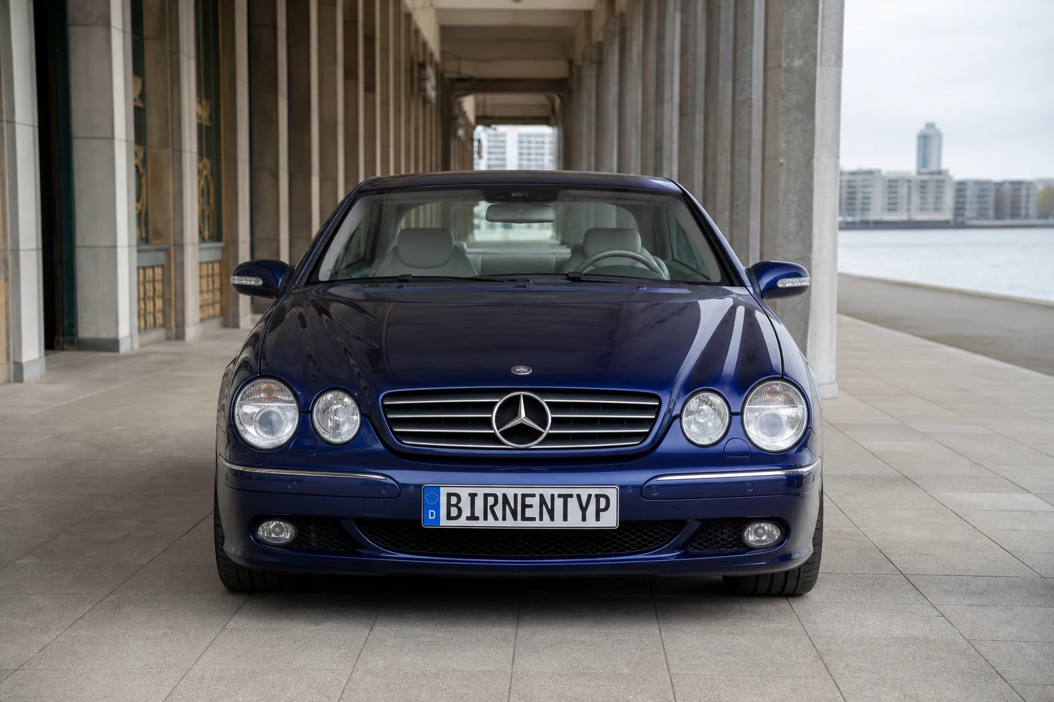 Frontansicht des Mercedes-Benz CL 3 (mit KI erzeugt)