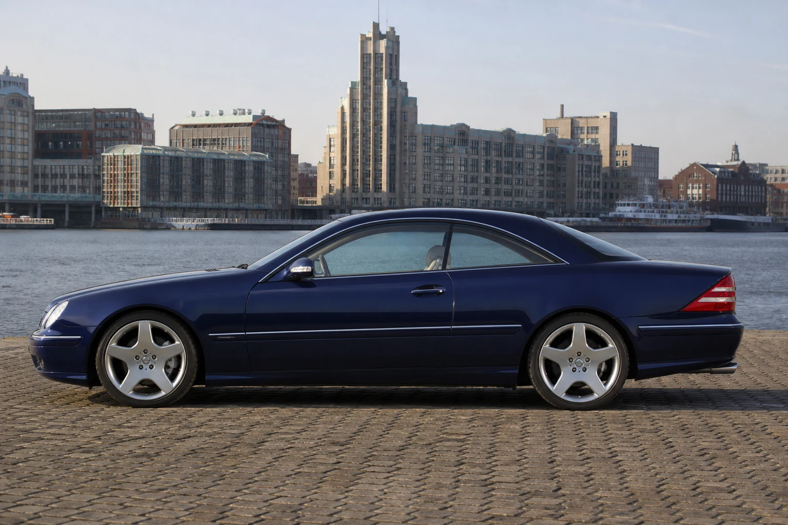 Seitenansicht (Fahrerseite) des Mercedes-Benz CL 3 als CL Luxus-Coupé (C215) (mit KI erzeugt)