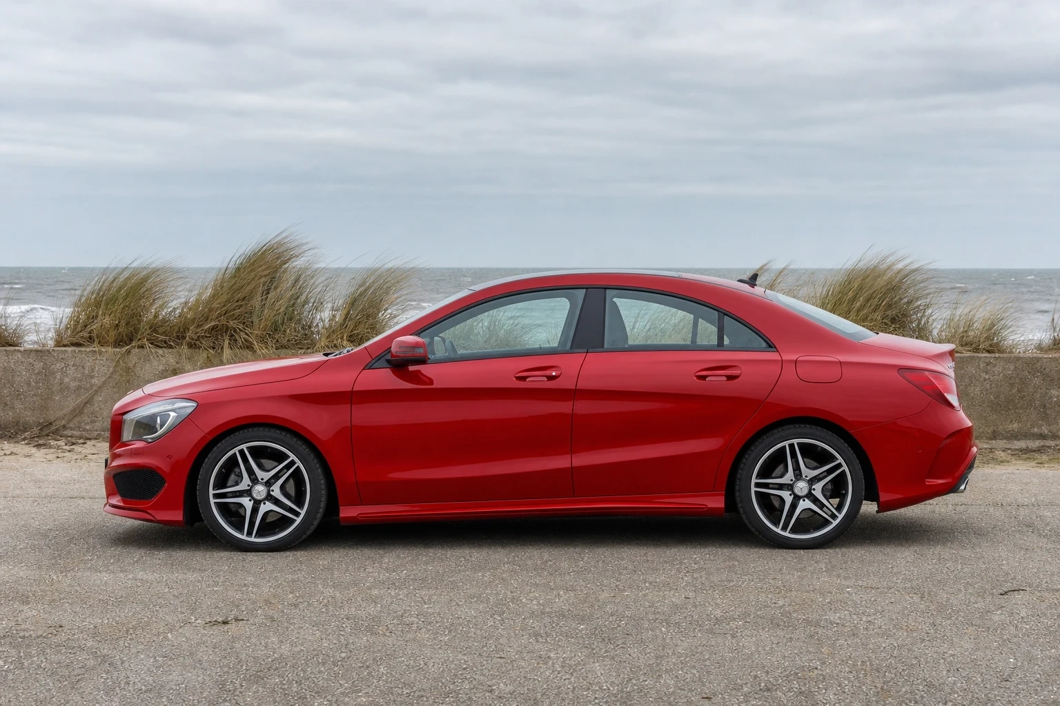 Seitenansicht (Fahrerseite) des Mercedes-Benz CLA 1. Gen als 4-Türer Coupé (C117) (mit KI erzeugt)