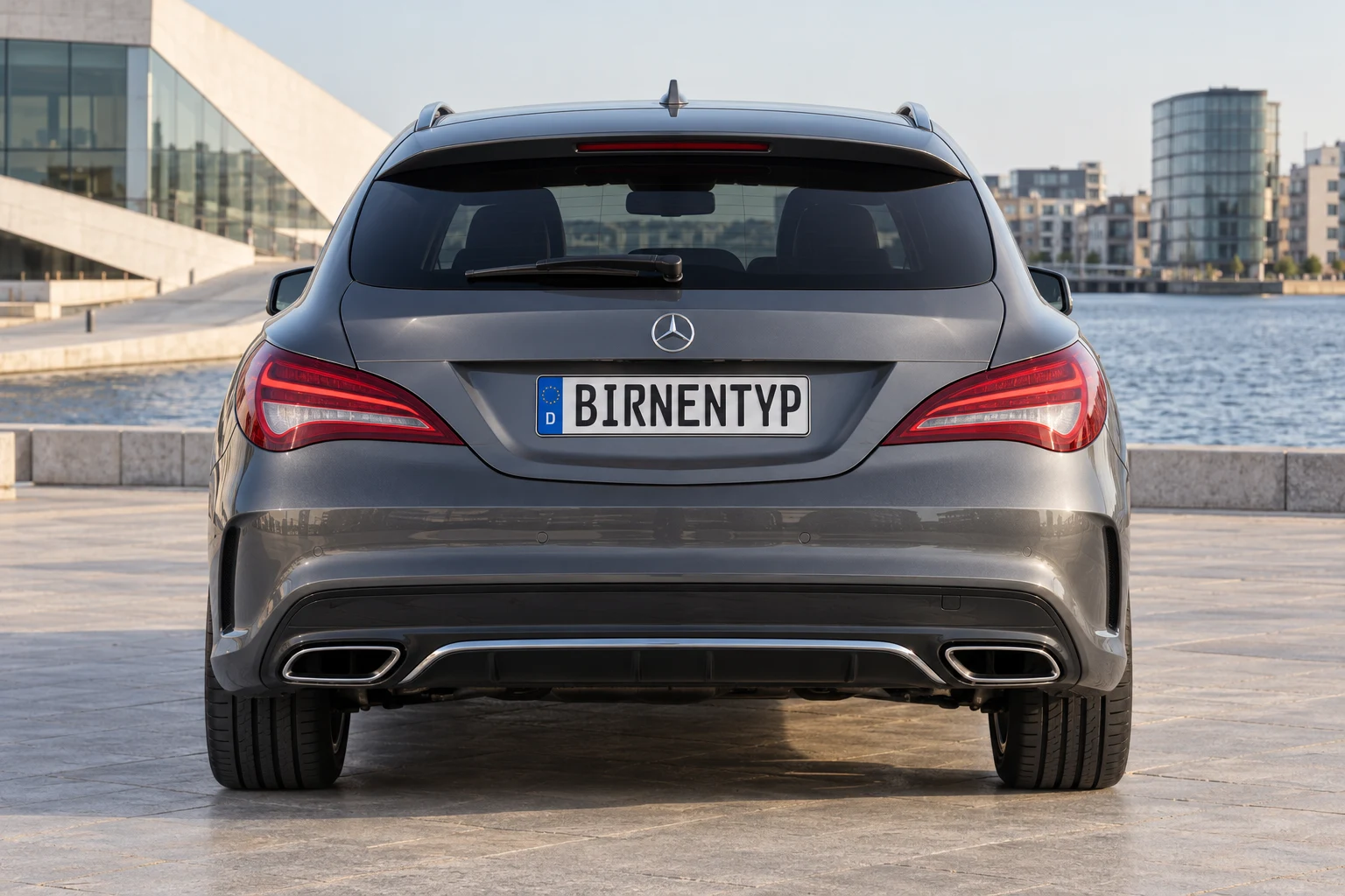 Heck-Ansicht des Mercedes-Benz CLA 1 (Shooting Brake 5-Türer (X117)) (mit KI erzeugt)