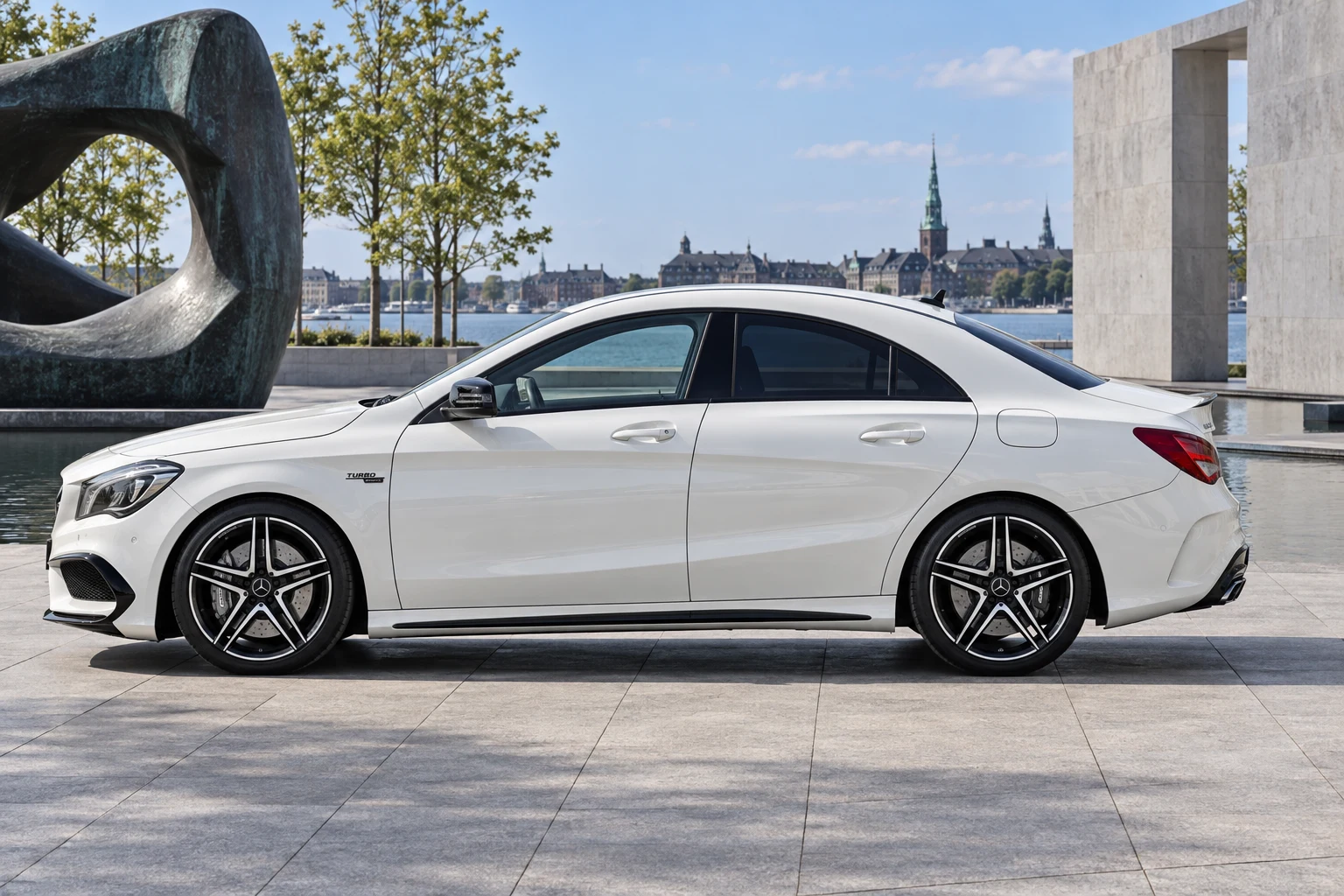 Seitenansicht (Fahrerseite) des Mercedes-Benz CLA 1 als Mercedes-AMG CLA 45 4MATIC (mit KI erzeugt)