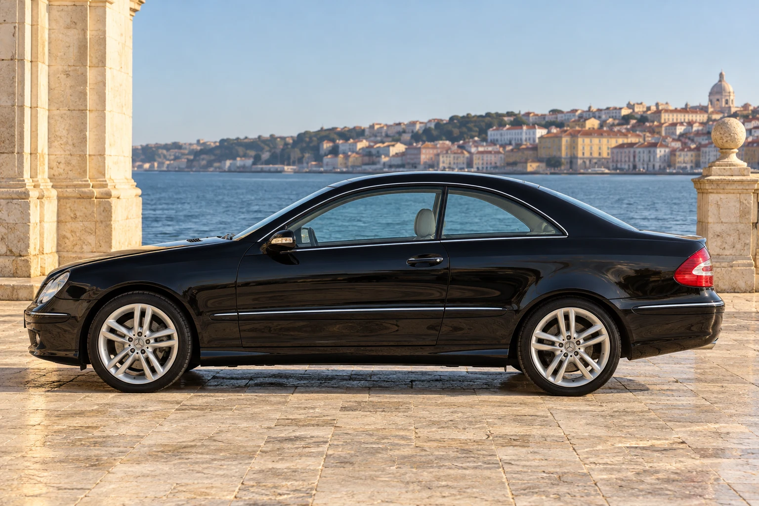 Seitenansicht (Fahrerseite) des Mercedes-Benz CLK 2 als Coupé (C209) (mit KI erzeugt)