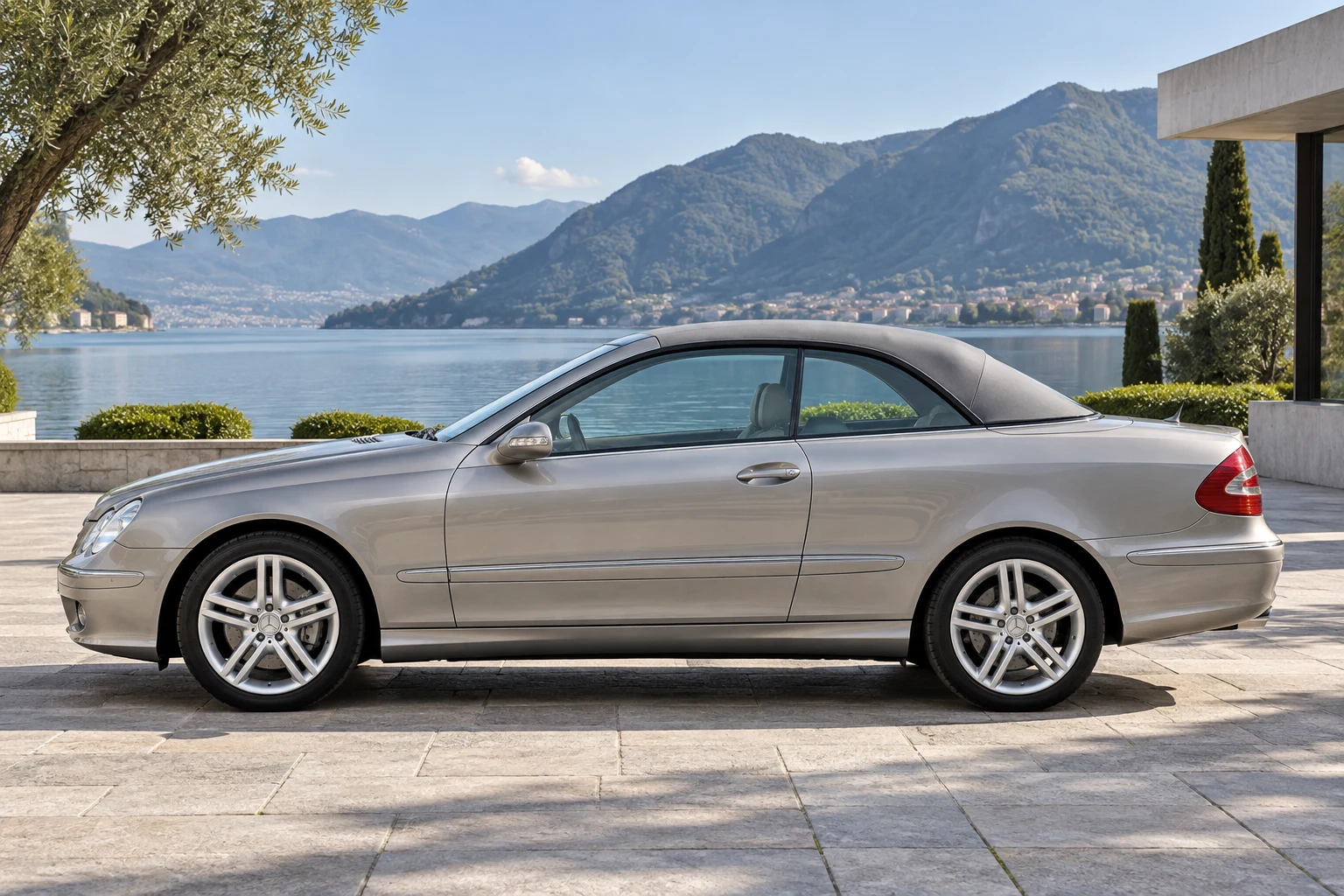 Seitenansicht (Fahrerseite) des Mercedes-Benz CLK 2 als Cabriolet (A209) (mit KI erzeugt)