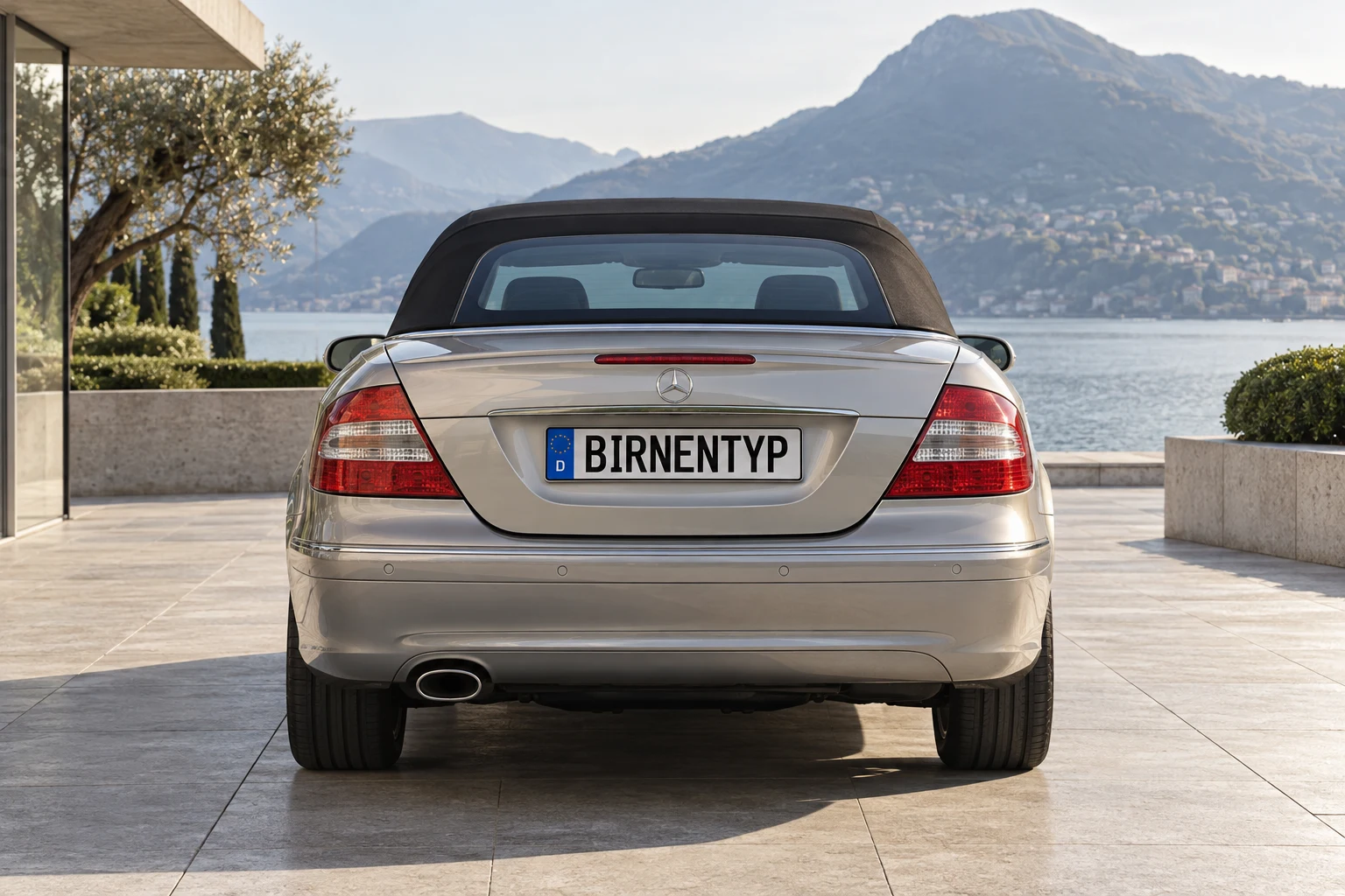 Heck-Ansicht des Mercedes-Benz CLK 2 (Cabriolet (A209)) (mit KI erzeugt)