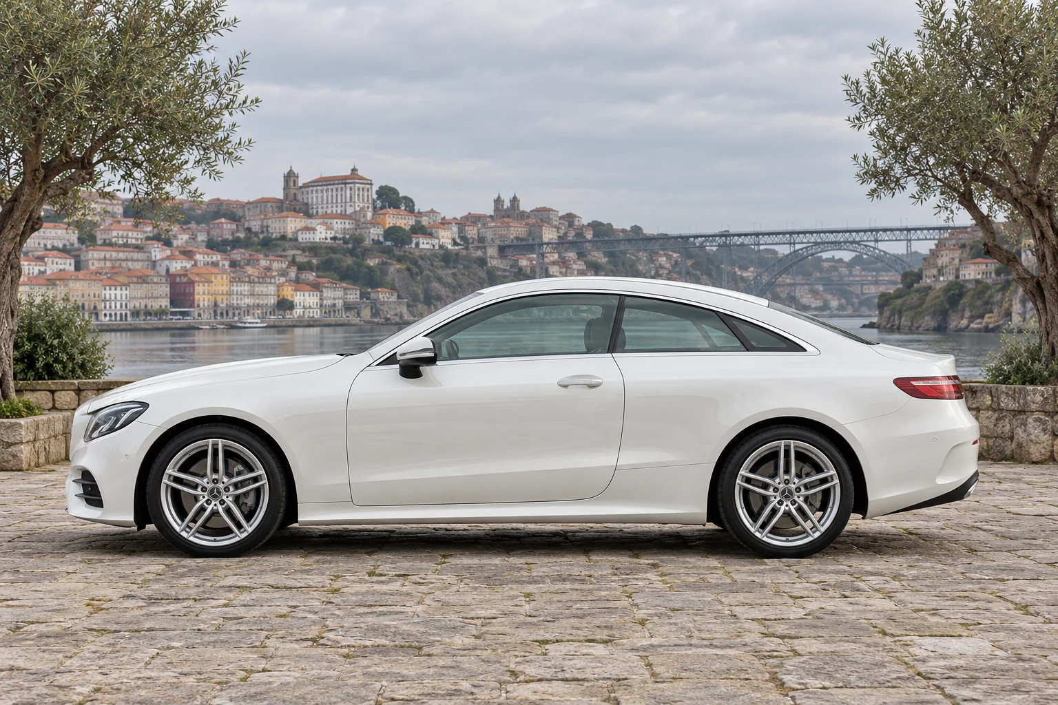Seitenansicht (Fahrerseite) des Mercedes-Benz E-Klasse 5 als Coupé (C238) (mit KI erzeugt)