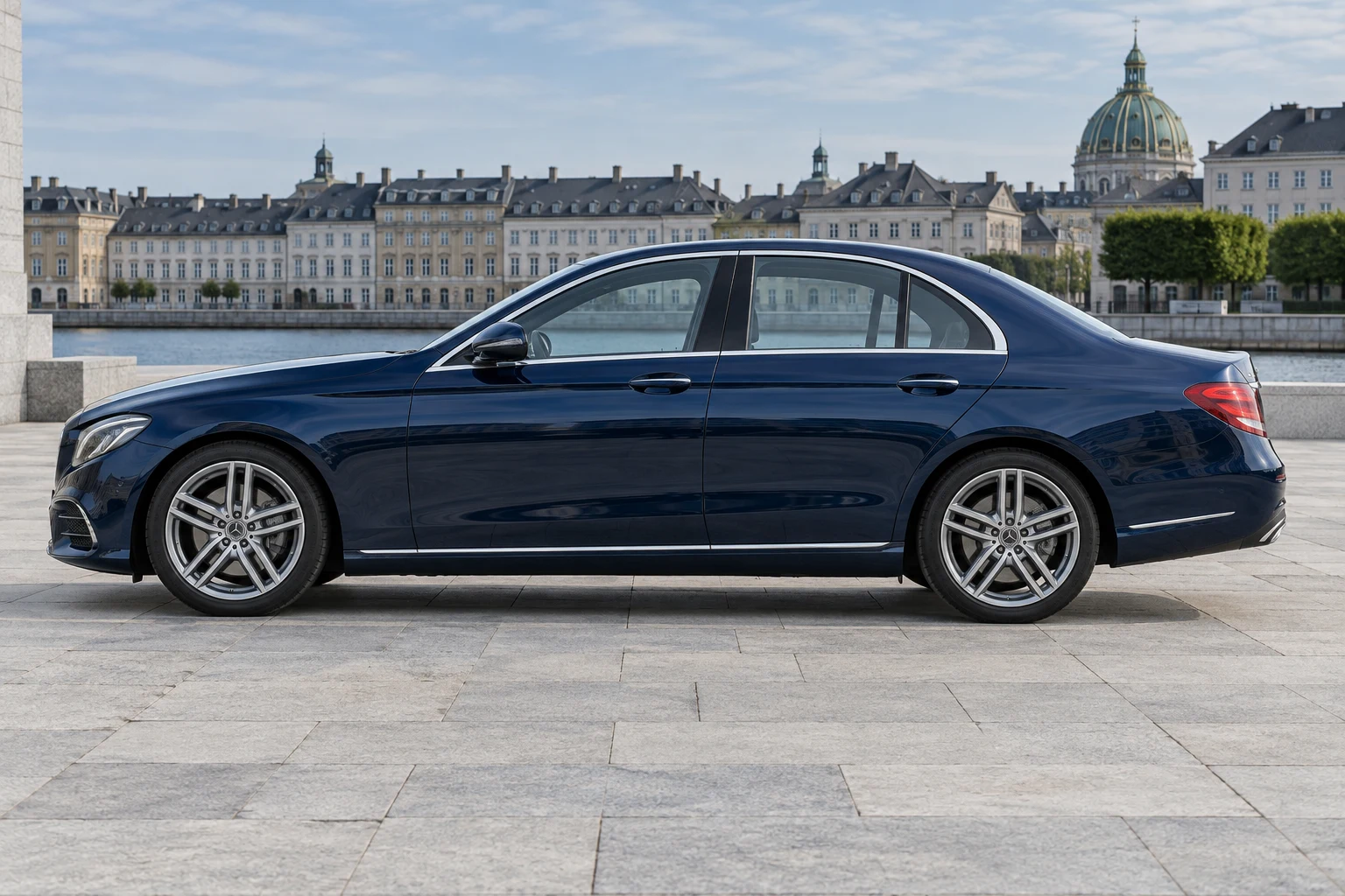 Seitenansicht (Fahrerseite) des Mercedes-Benz E-Klasse 5 als Limousine (W213) (mit KI erzeugt)