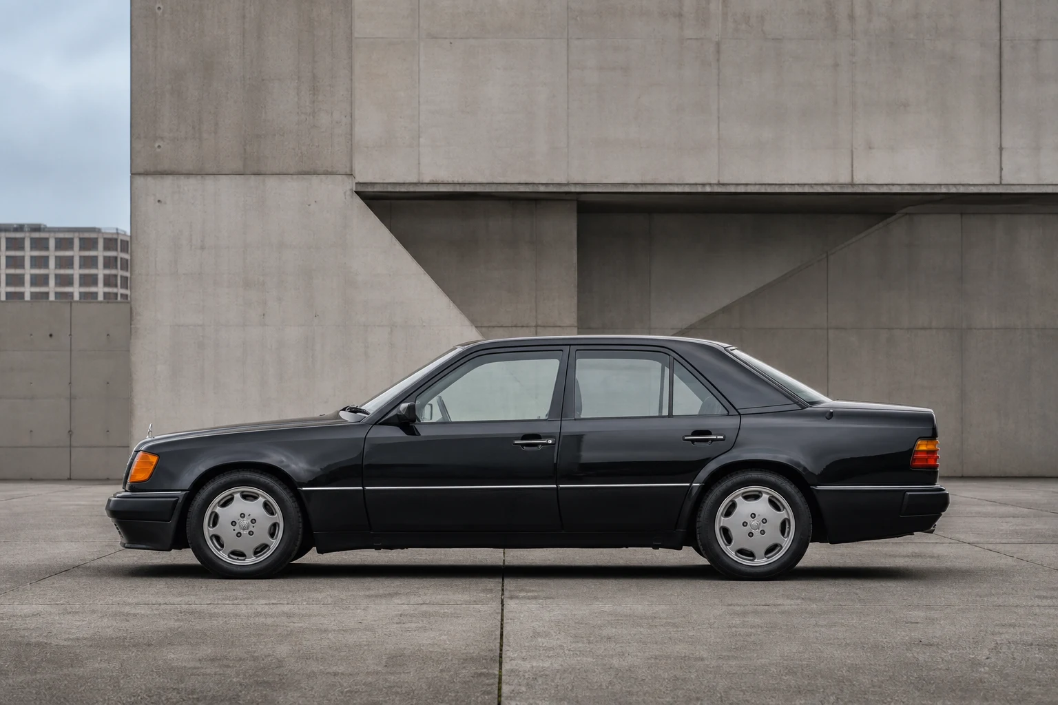 Seitenansicht (Fahrerseite) des Mercedes-Benz E-Klasse 1 als 500 E / E 500 V8 (mit KI erzeugt)