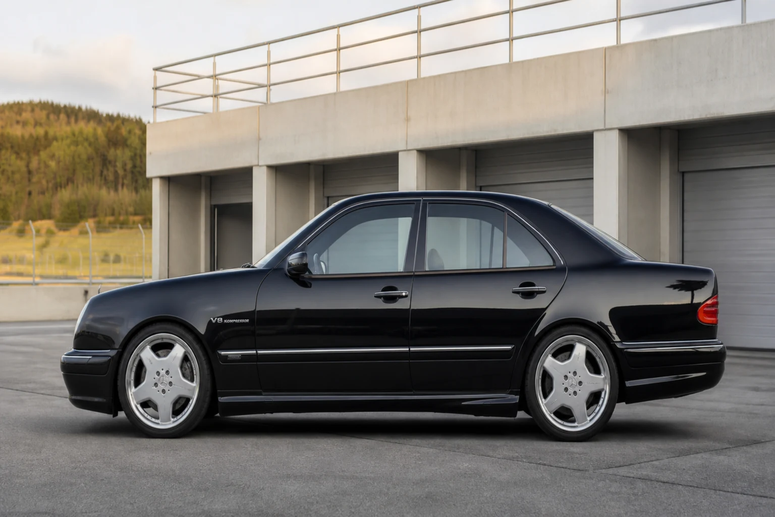 Seitenansicht (Fahrerseite) des Mercedes-Benz E-Klasse 2 als Mercedes-AMG E 50 / E 55 / E 60 (mit KI erzeugt)