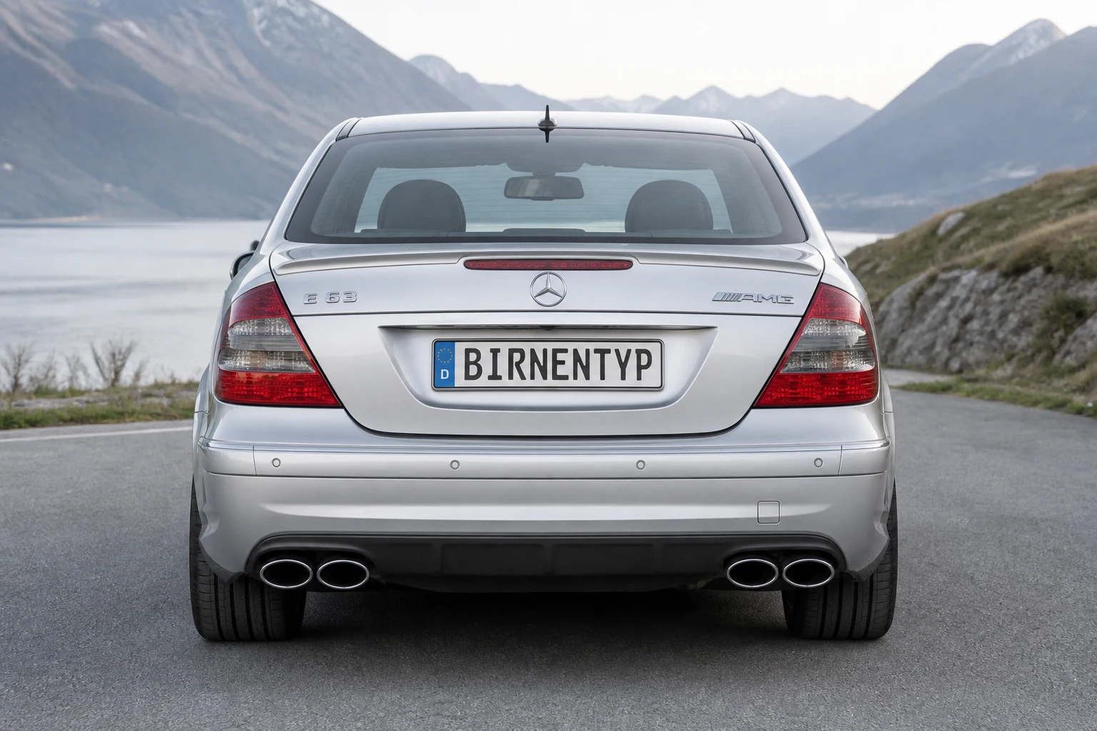 Heck-Ansicht des Mercedes-Benz E-Klasse (Mercedes-AMG E 55 / E 63 V8) (mit KI erzeugt)
