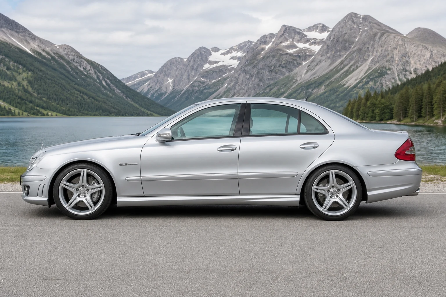 Seitenansicht (Fahrerseite) des Mercedes-Benz E-Klasse als Mercedes-AMG E 55 / E 63 V8 (mit KI erzeugt)
