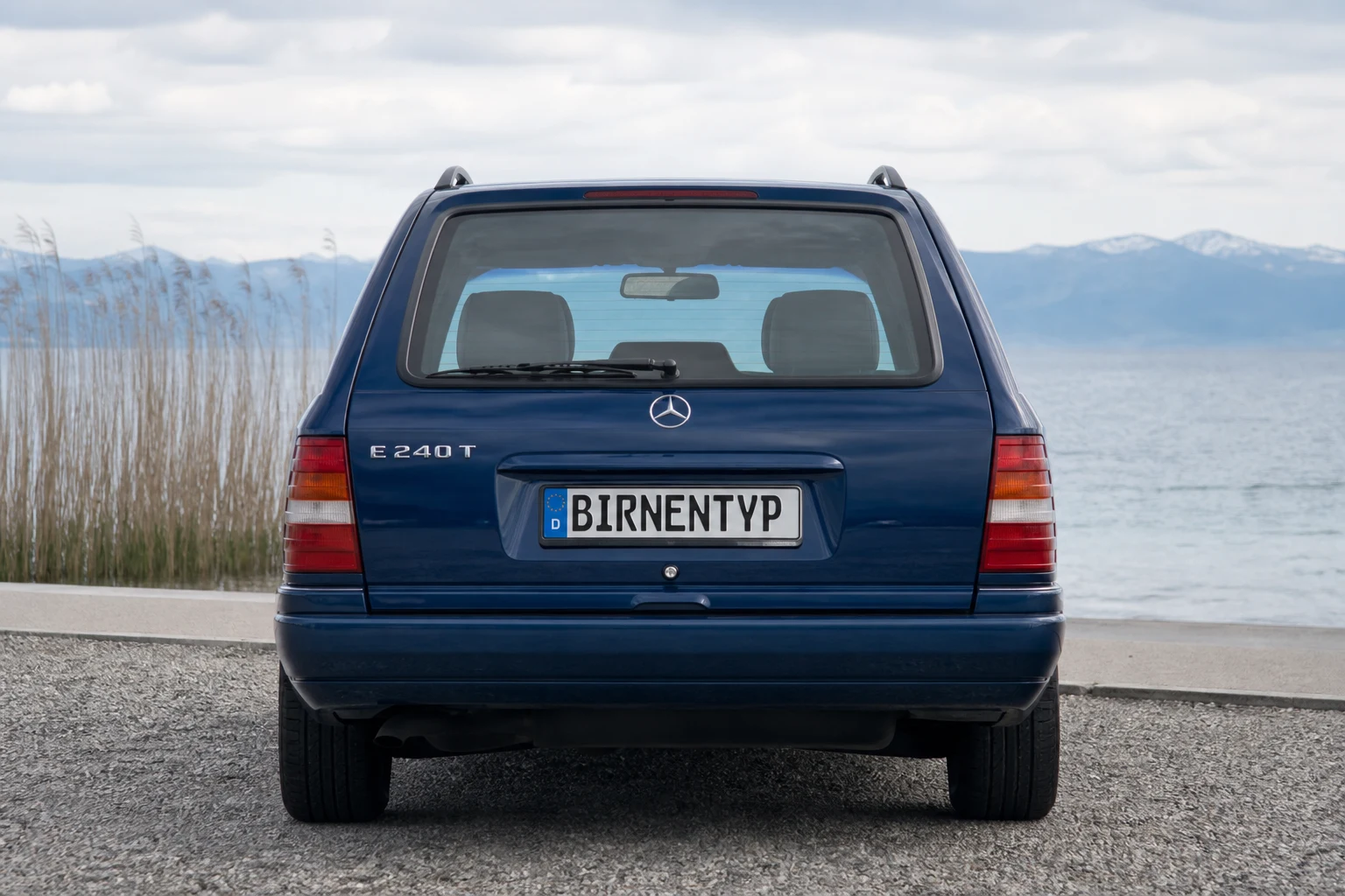 Heck-Ansicht des Mercedes-Benz E-Klasse 2 (T-Modell Kombi (S210)) (mit KI erzeugt)