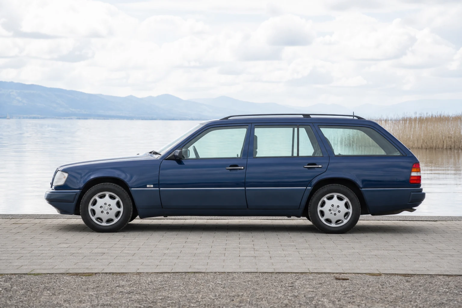 Seitenansicht (Fahrerseite) des Mercedes-Benz E-Klasse 2 als T-Modell Kombi (S210) (mit KI erzeugt)