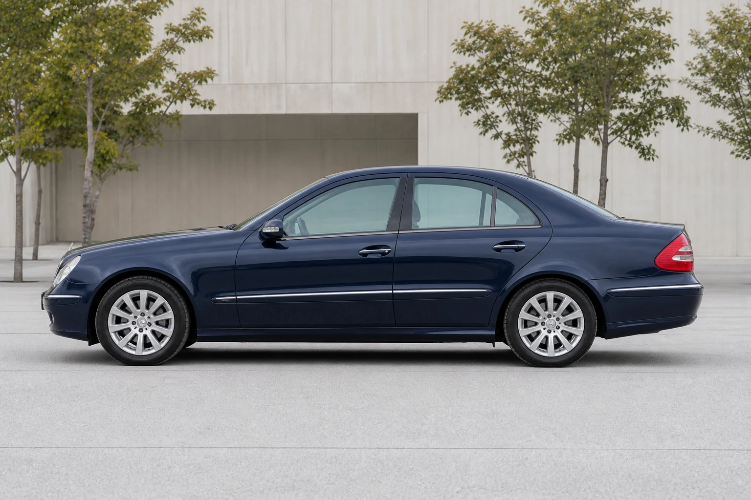 Seitenansicht (Fahrerseite) des Mercedes-Benz E-Klasse als Limousine (W211) (mit KI erzeugt)