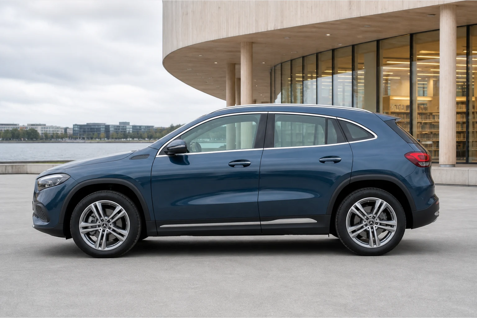 Seitenansicht (Fahrerseite) des Mercedes-Benz EQA 1 als Kompakt-SUV vollelektrisch (H243) (mit KI erzeugt)