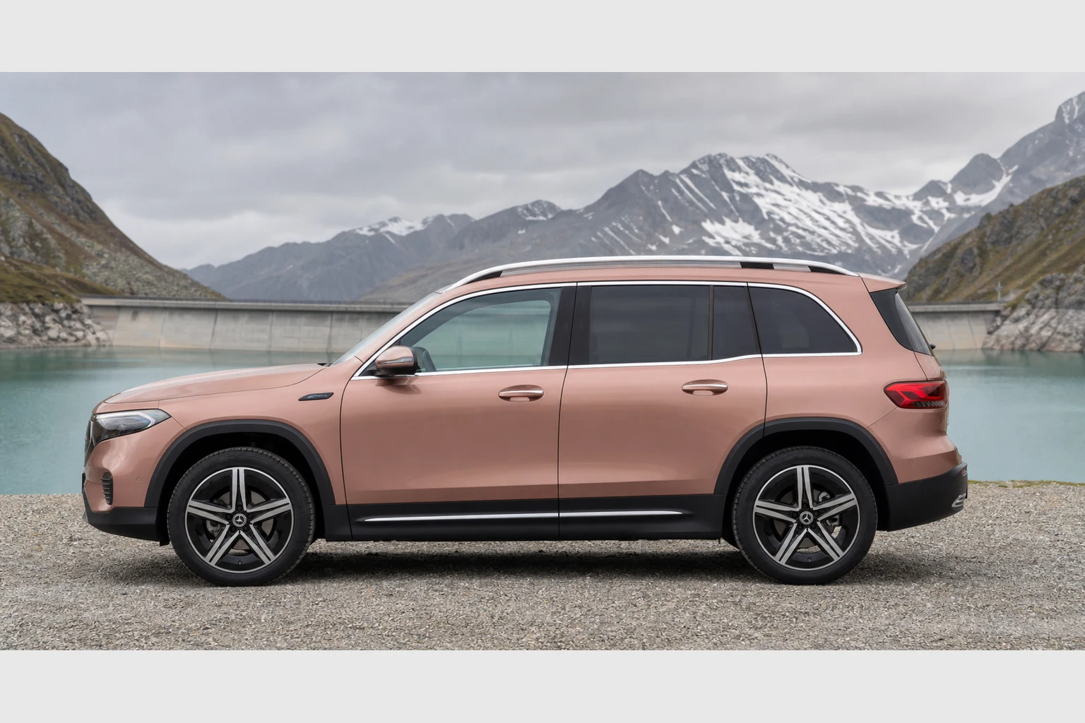 Seitenansicht (Fahrerseite) des Mercedes-Benz EQB 1 als Kompakt-SUV 7-Sitzer vollelektrisch (X243) (mit KI erzeugt)