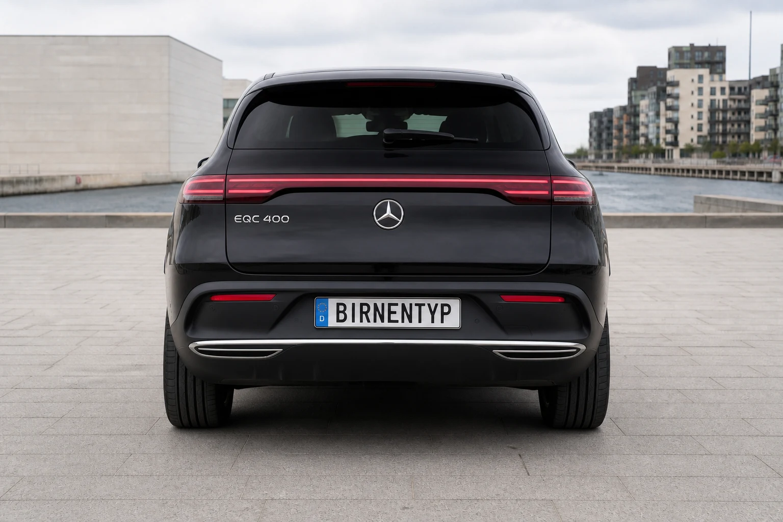 Heck-Ansicht des Mercedes-Benz EQC 1 (mit KI erzeugt)