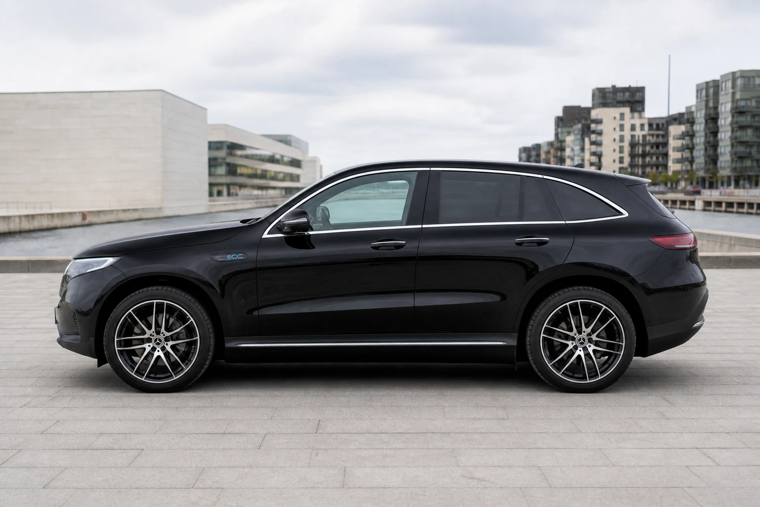 Seitenansicht (Fahrerseite) des Mercedes-Benz EQC 1 als EQC SUV 5-Türer vollelektrisch (N293) (mit KI erzeugt)