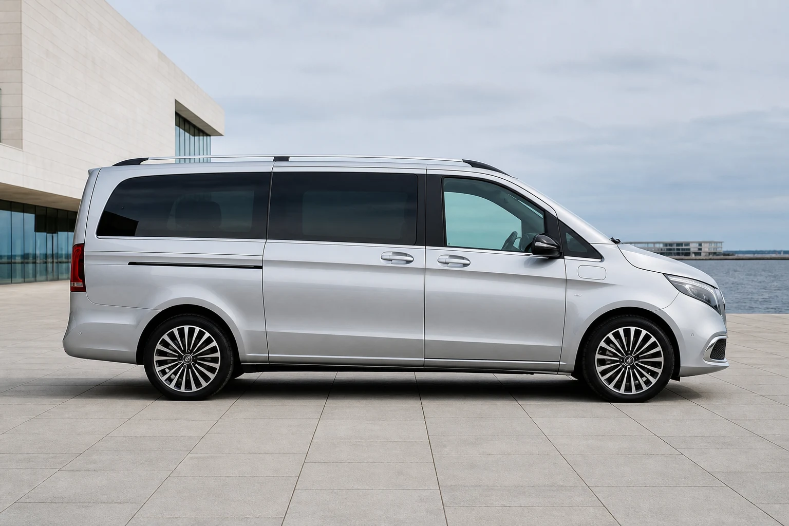 Seitenansicht (Fahrerseite) des Mercedes-Benz Vito/V-Klasse/Viano/Marco Polo 3 als EQV / eVito Tourer vollelektrisch (W447) (mit KI erzeugt)