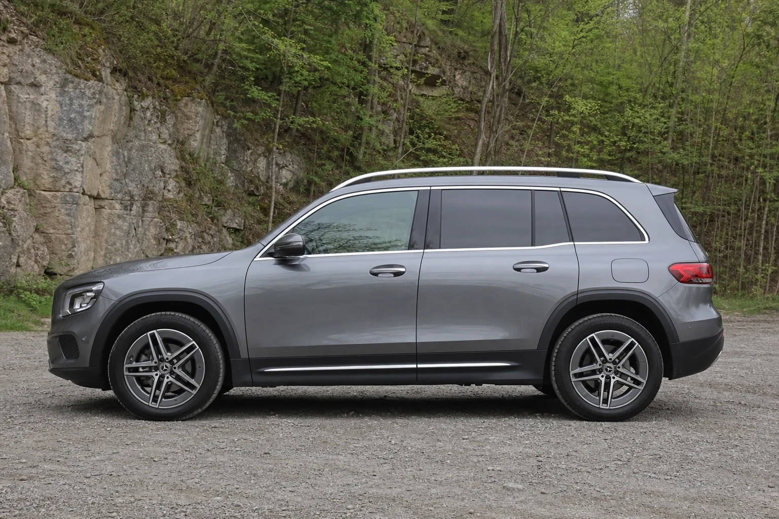 Seitenansicht (Fahrerseite) des Mercedes-Benz GLB 1. Gen als Kompakt-SUV 7-Sitzer (X247) (mit KI erzeugt)