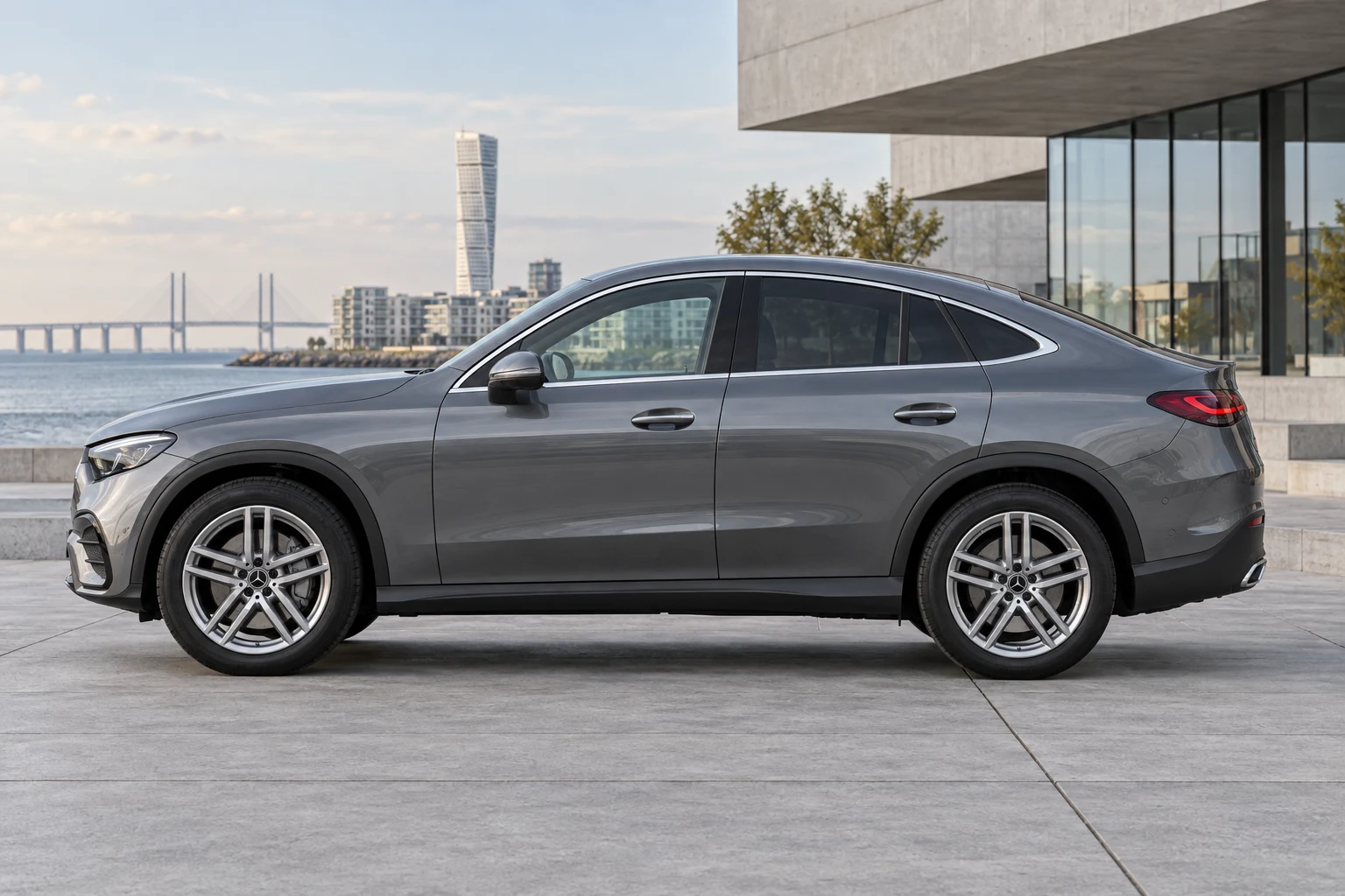 Seitenansicht (Fahrerseite) des Mercedes-Benz GLC / GLC-Coupé 2 als GLC Coupé (C254) (mit KI erzeugt)