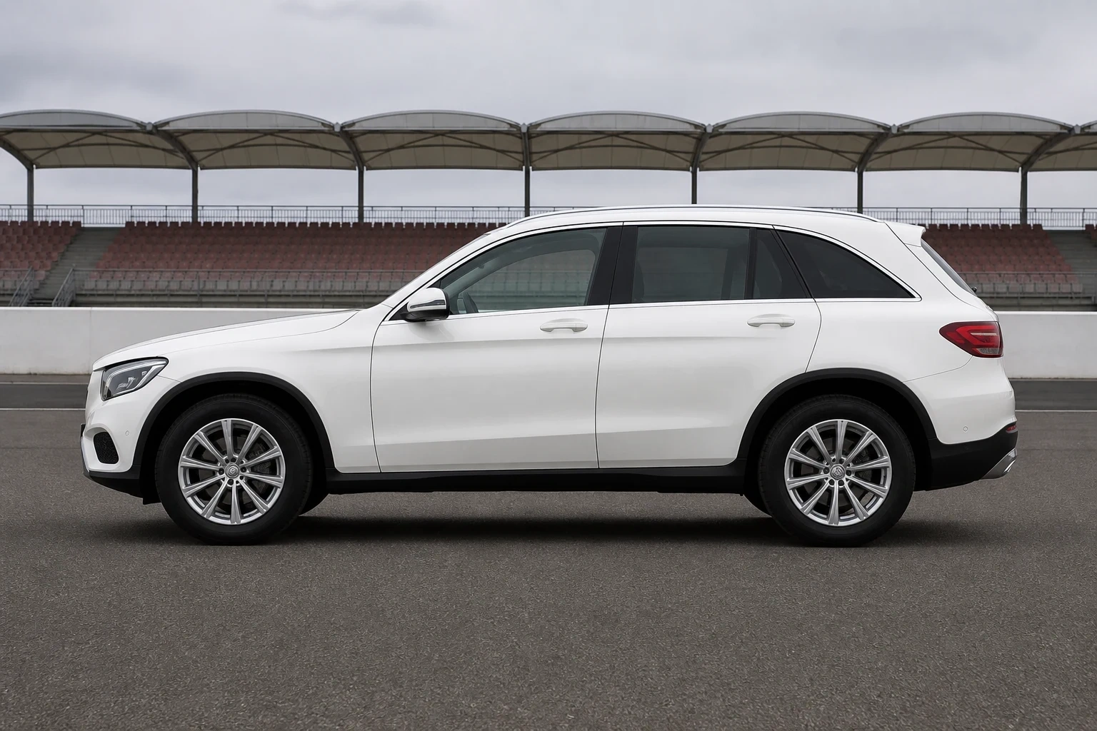 Seitenansicht (Fahrerseite) des Mercedes-Benz GLC / GLC-Coupé 1. Gen als SUV (mit KI erzeugt)
