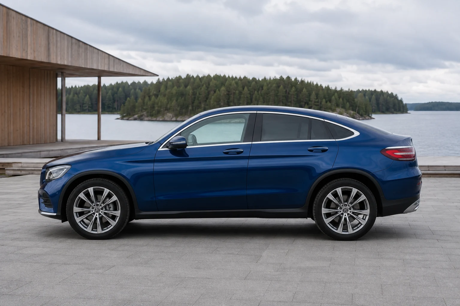 Seitenansicht (Fahrerseite) des Mercedes-Benz GLC / GLC-Coupé 1. Gen als GLC Coupé (C253) (mit KI erzeugt)