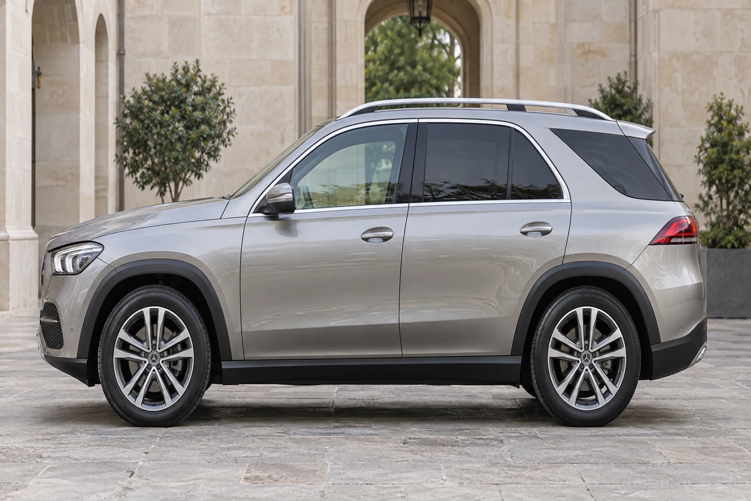 Seitenansicht (Fahrerseite) des Mercedes-Benz GLE 4 als GLE SUV (V167) (mit KI erzeugt)