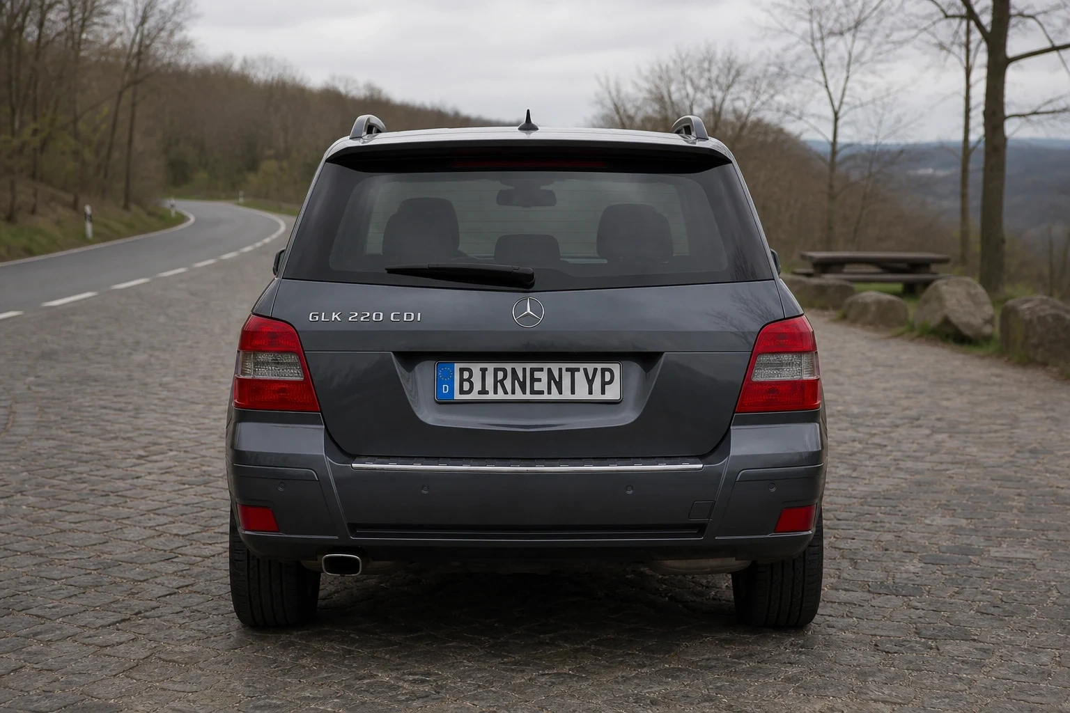 Heck-Ansicht des Mercedes-Benz GLK 1. Gen (mit KI erzeugt)