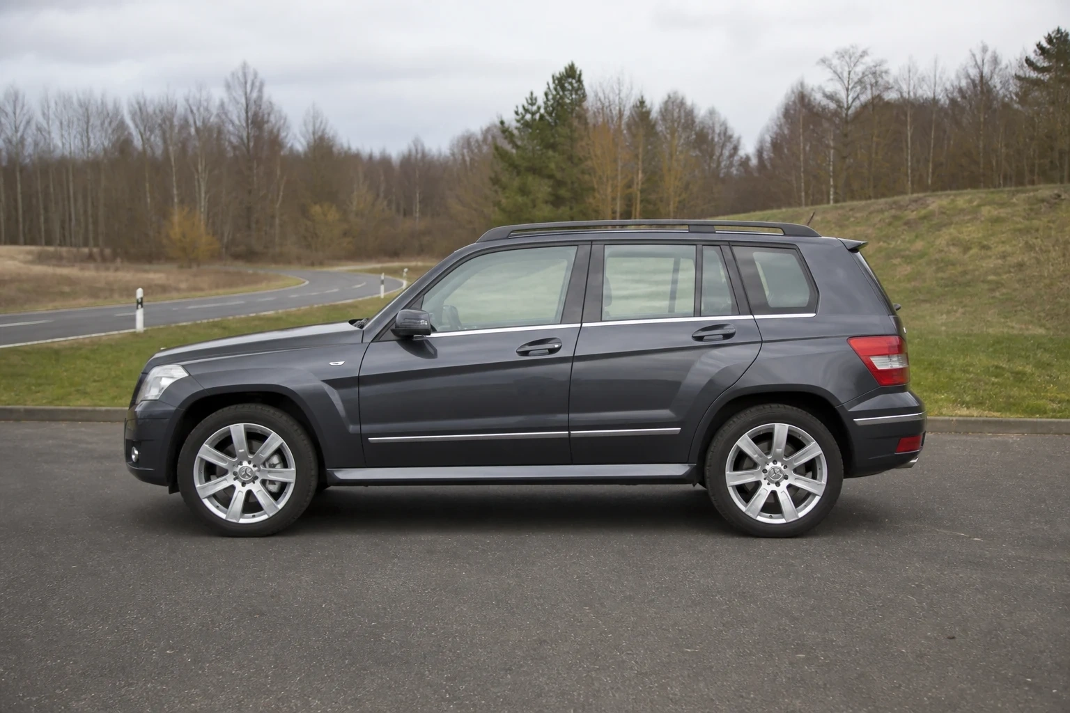 Seitenansicht (Fahrerseite) des Mercedes-Benz GLK 1. Gen als SUV (mit KI erzeugt)