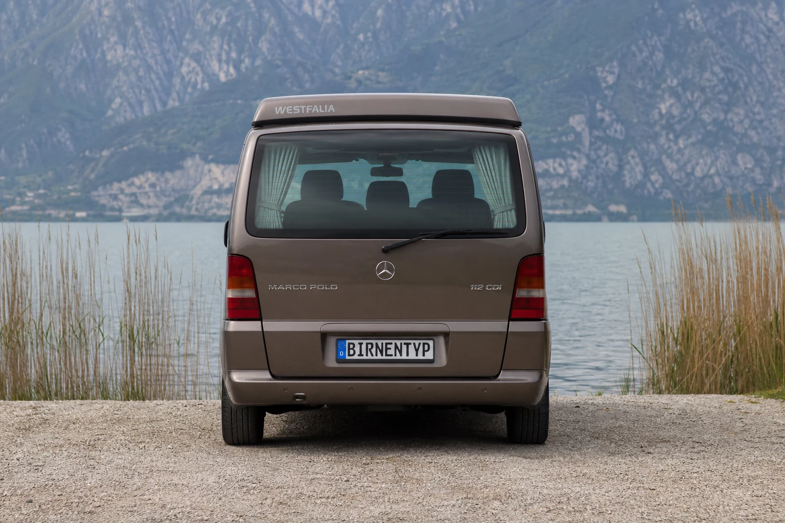 Heck-Ansicht des Mercedes-Benz Vito/V-Klasse/Viano/Marco Polo 1 (Marco Polo Campervan mit Aufstelldach (W638)) (mit KI erzeugt)