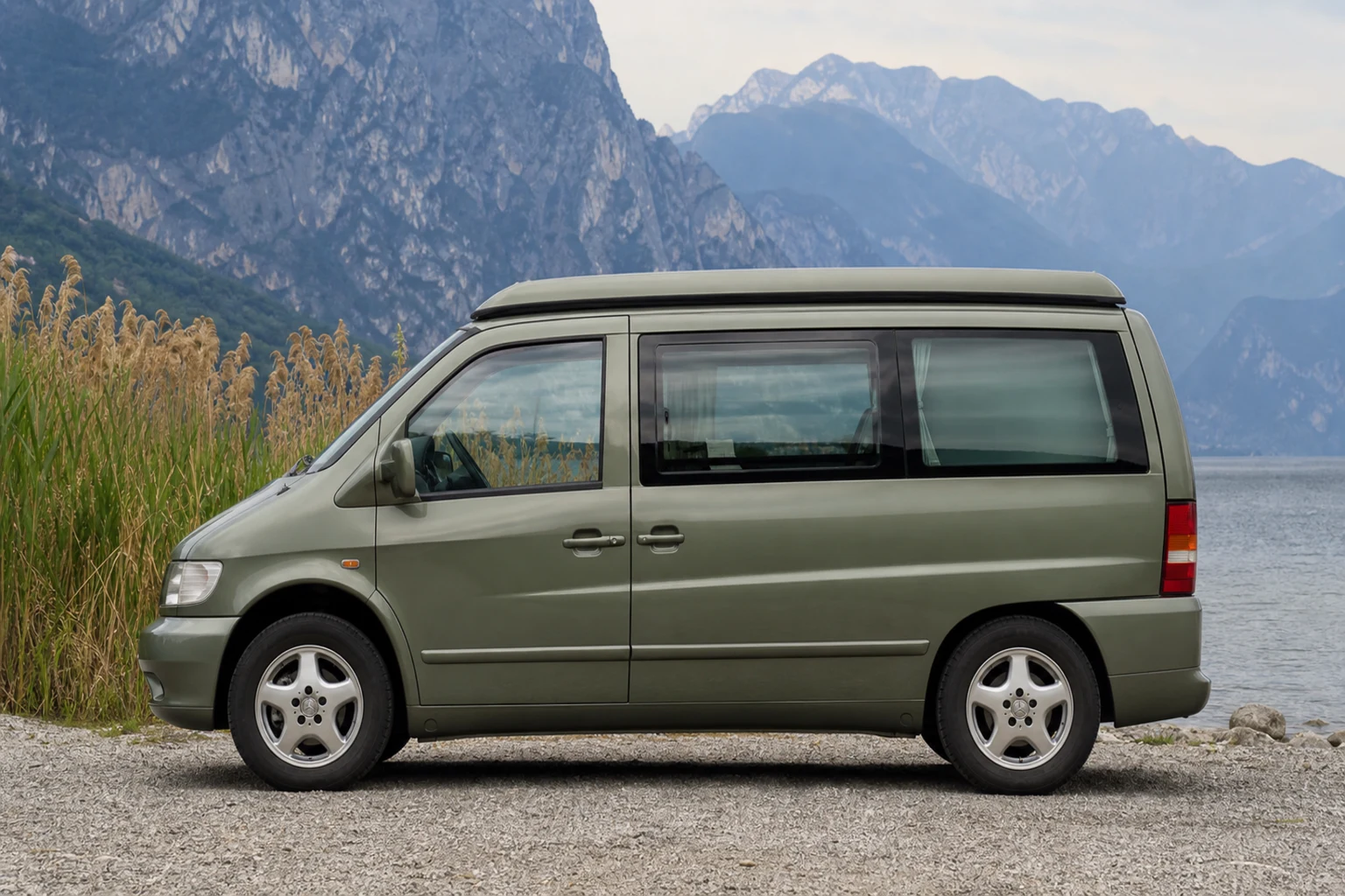 Seitenansicht (Fahrerseite) des Mercedes-Benz Vito/V-Klasse/Viano/Marco Polo 1 als Marco Polo Campervan mit Aufstelldach (W638) (mit KI erzeugt)
