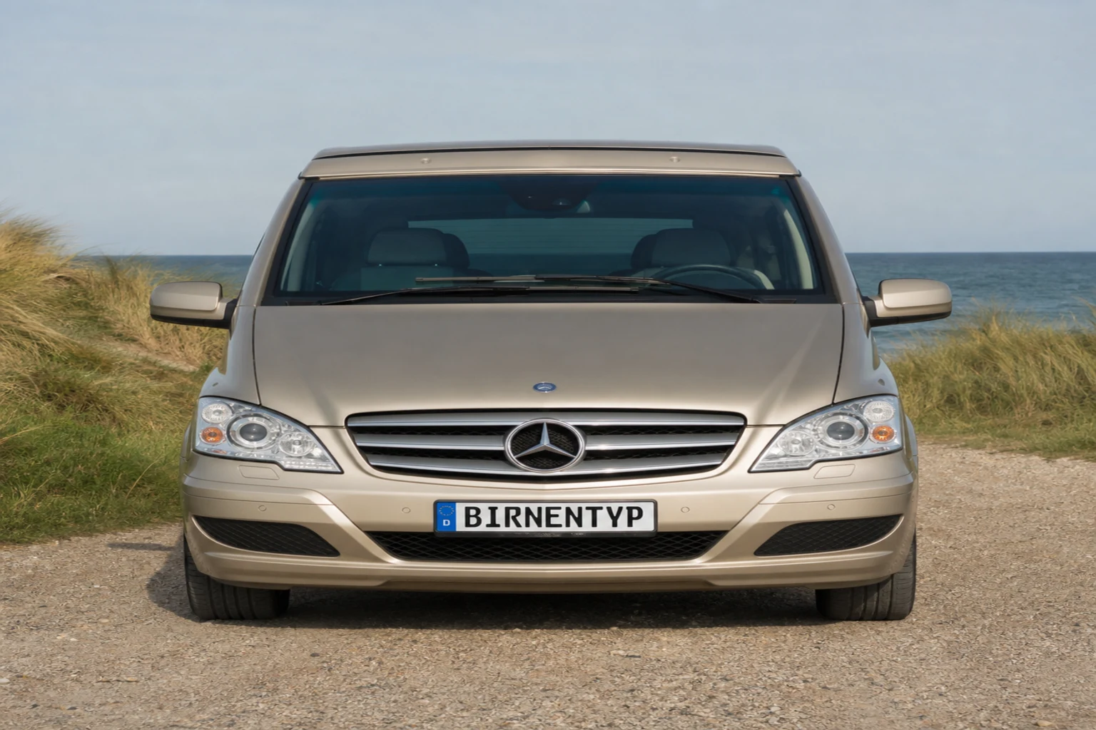 Frontansicht des Mercedes-Benz Vito/V-Klasse/Viano/Marco Polo 2 (Marco Polo Campervan (W639)) (mit KI erzeugt)