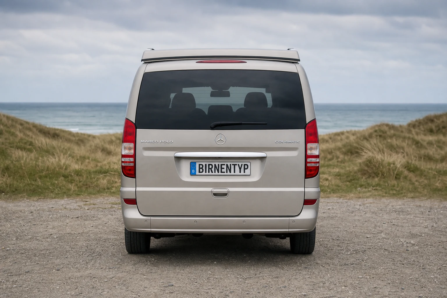 Heck-Ansicht des Mercedes-Benz Vito/V-Klasse/Viano/Marco Polo 2 (Marco Polo Campervan (W639)) (mit KI erzeugt)