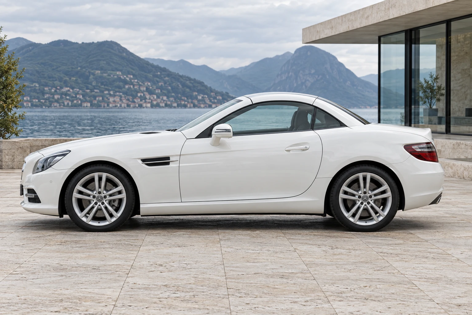 Seitenansicht (Fahrerseite) des Mercedes-Benz SLC (SLK) 3 als SLK / SLC Roadster mit Vario-Dach (R172) (mit KI erzeugt)