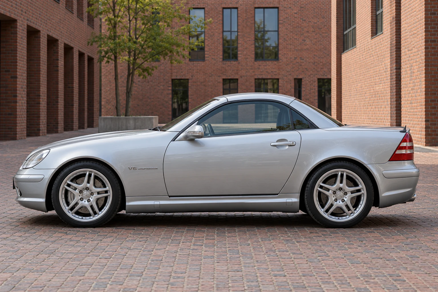Seitenansicht (Fahrerseite) des Mercedes-Benz SLK 1 als Mercedes-AMG SLK 32 Kompressor V6 (mit KI erzeugt)