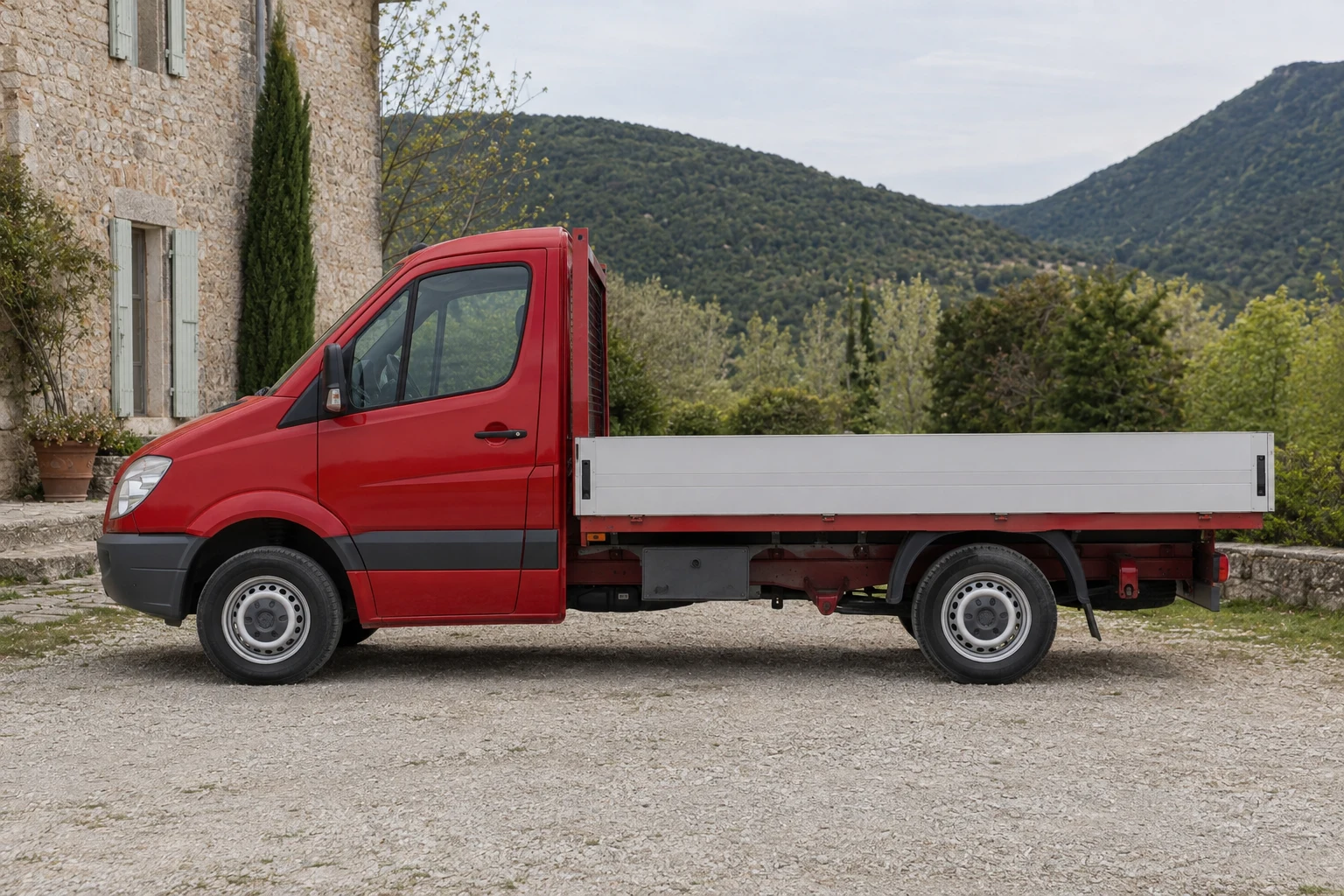 Seitenansicht (Fahrerseite) des Mercedes-Benz Sprinter 2 als Pritsche / Fahrgestell / Kipper (W906) (mit KI erzeugt)