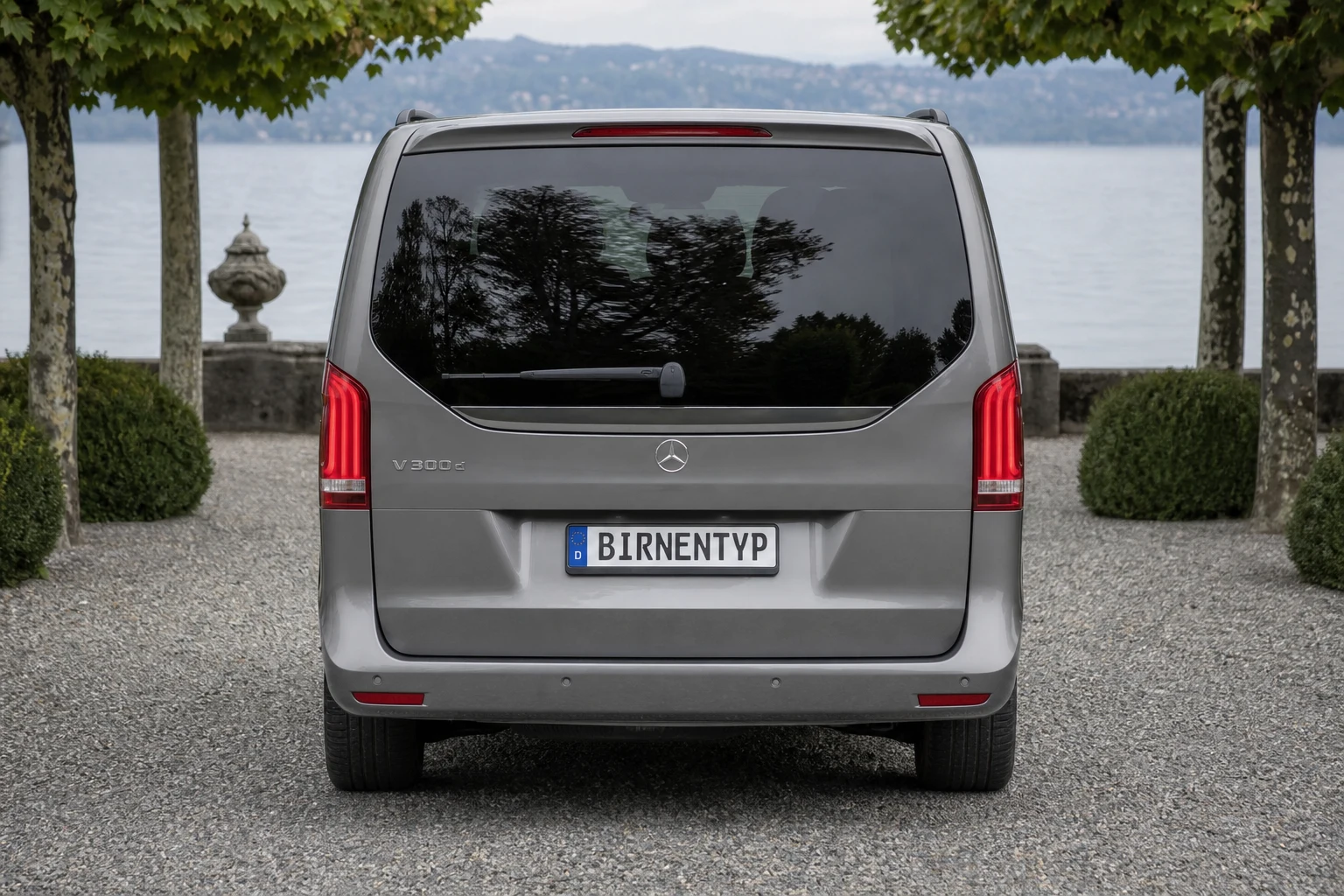 Heck-Ansicht des Mercedes-Benz Vito/V-Klasse/Viano/Marco Polo 3 (V-Klasse Premium-Großraumlimousine (W447)) (mit KI erzeugt)