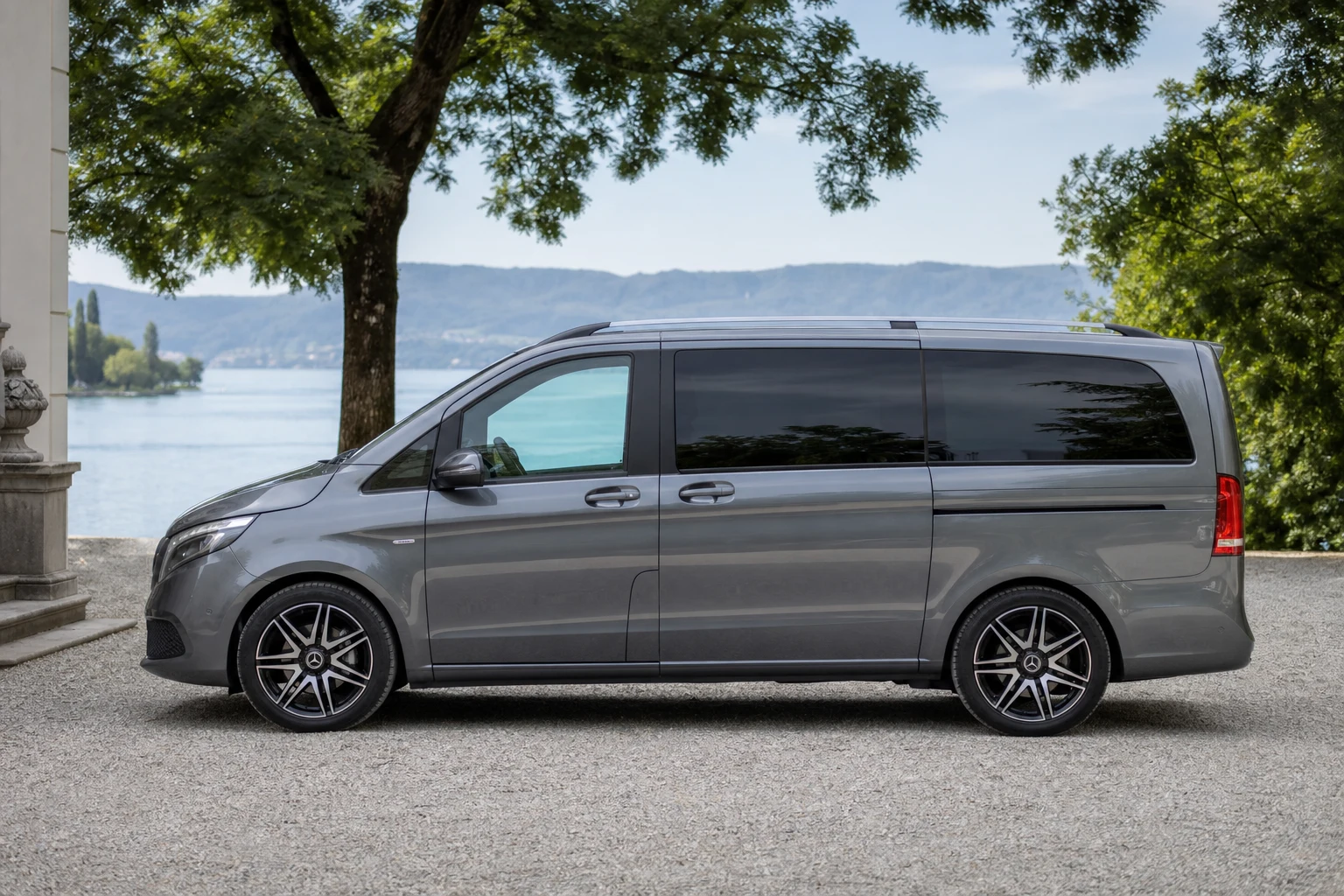 Seitenansicht (Fahrerseite) des Mercedes-Benz Vito/V-Klasse/Viano/Marco Polo 3 als V-Klasse Premium-Großraumlimousine (W447) (mit KI erzeugt)