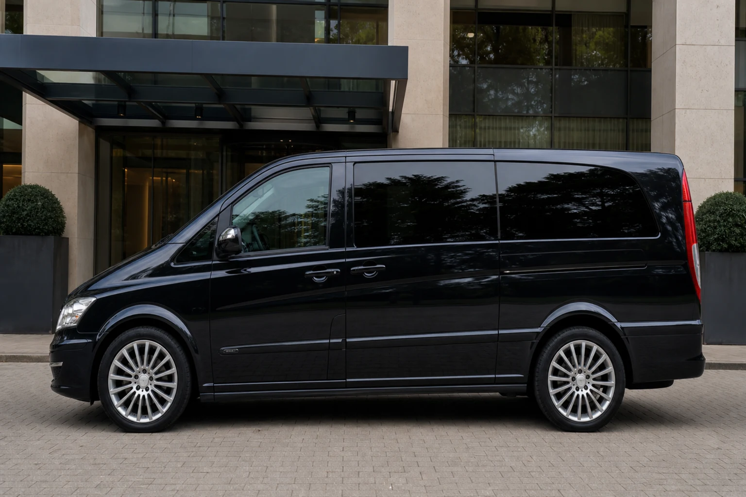 Seitenansicht (Fahrerseite) des Mercedes-Benz Vito/V-Klasse/Viano/Marco Polo 2 als Viano Großraumlimousine (W639) (mit KI erzeugt)