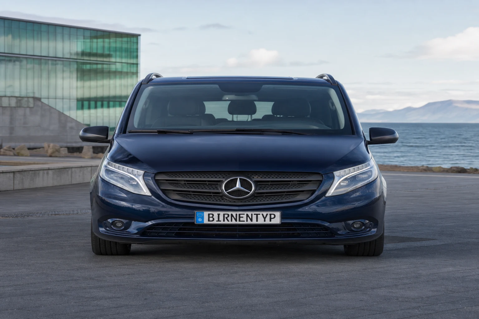 Frontansicht des Mercedes-Benz Vito/V-Klasse/Viano/Marco Polo 3 (Vito Tourer Personenbeförderung (W447)) (mit KI erzeugt)