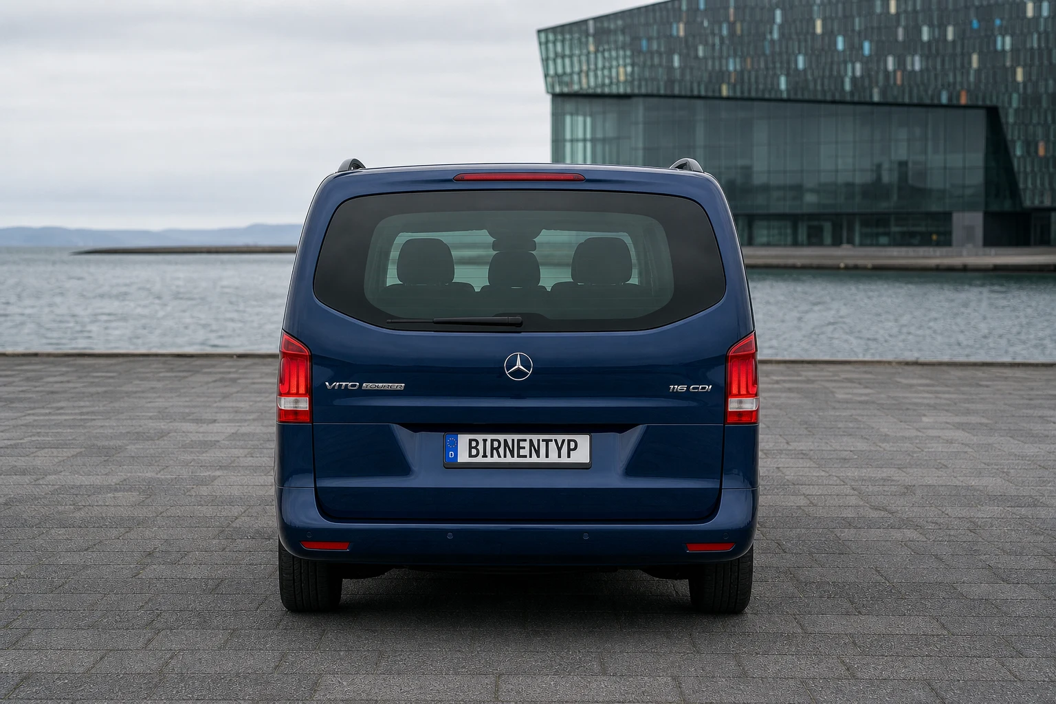 Heck-Ansicht des Mercedes-Benz Vito/V-Klasse/Viano/Marco Polo 3 (Vito Tourer Personenbeförderung (W447)) (mit KI erzeugt)