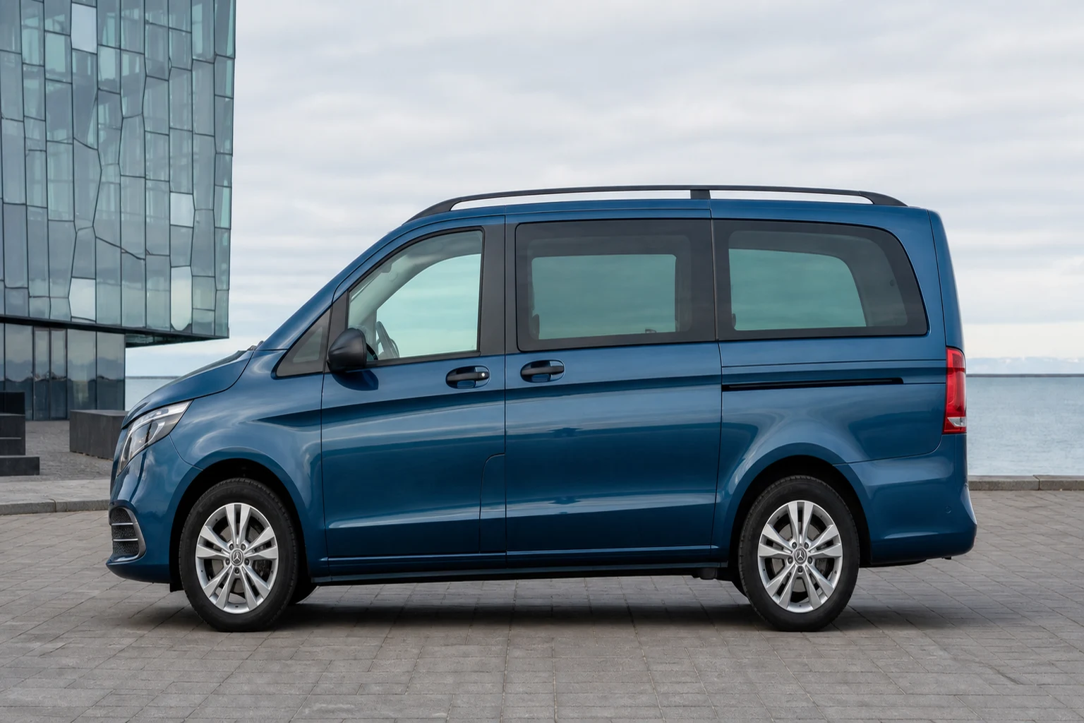 Seitenansicht (Fahrerseite) des Mercedes-Benz Vito/V-Klasse/Viano/Marco Polo 3 als Vito Tourer Personenbeförderung (W447) (mit KI erzeugt)