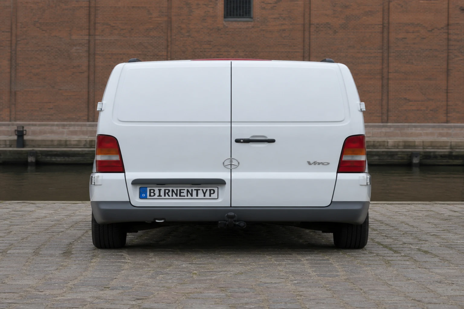 Heck-Ansicht des Mercedes-Benz Vito/V-Klasse/Viano/Marco Polo 1 (mit KI erzeugt)