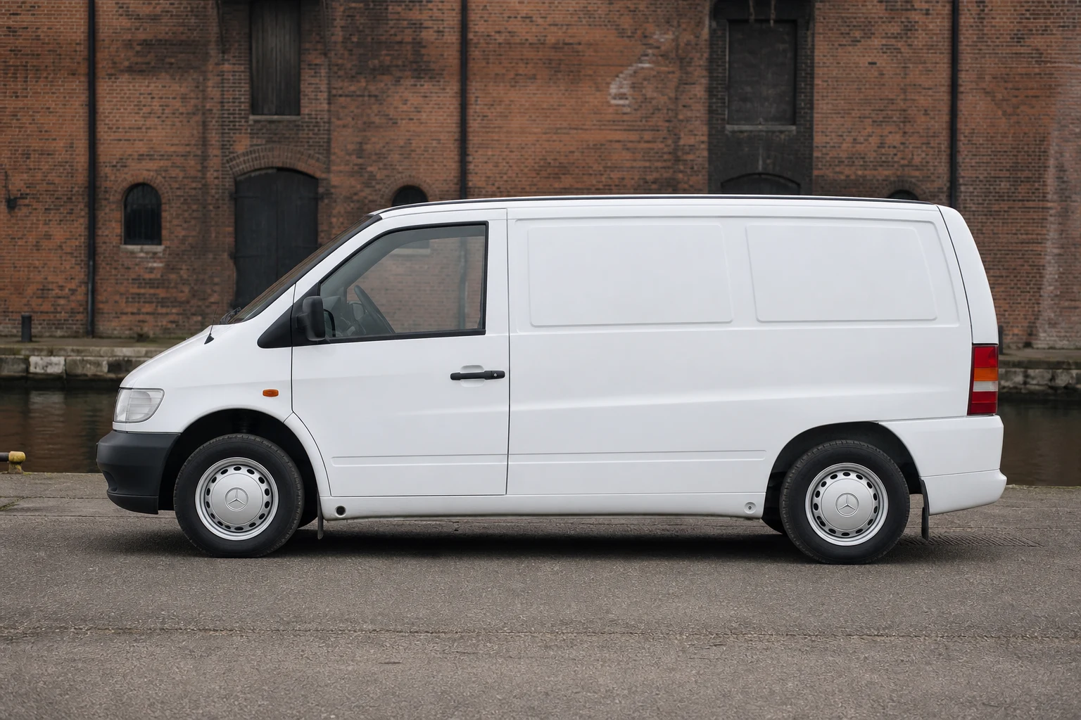 Seitenansicht (Fahrerseite) des Mercedes-Benz Vito/V-Klasse/Viano/Marco Polo 1 als Vito Kastenwagen / Mixto (W638) (mit KI erzeugt)