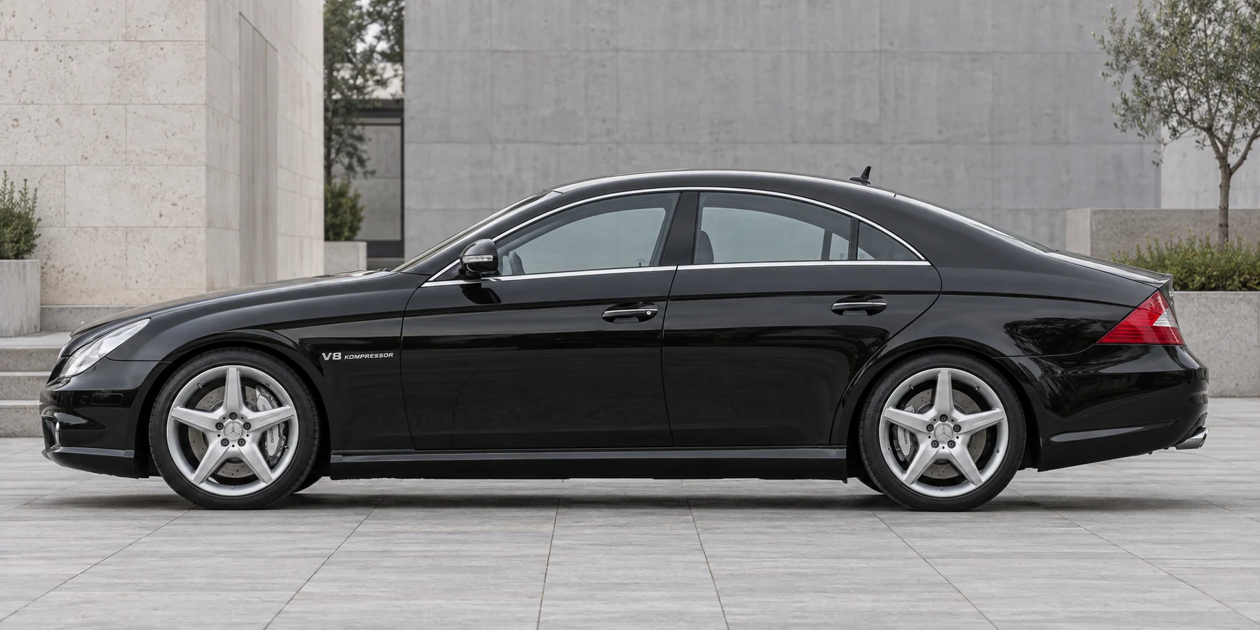 Seitenansicht (Fahrerseite) des Mercedes-Benz CLS 1 als Mercedes-AMG CLS 55 / CLS 63 V8 (mit KI erzeugt)