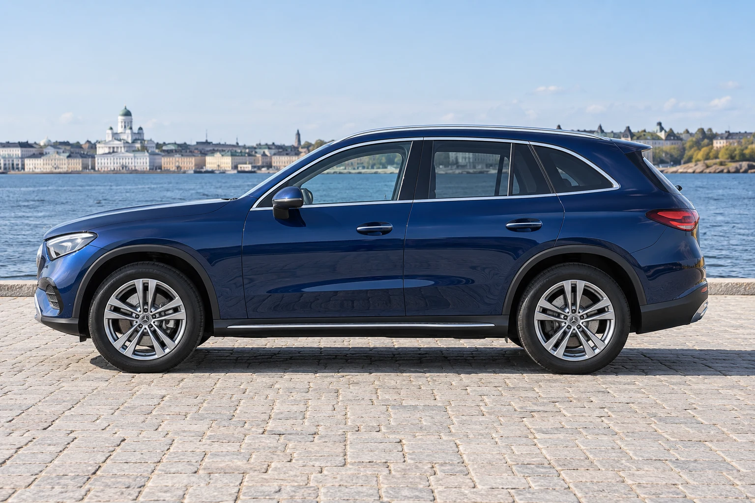 Seitenansicht (Fahrerseite) des Mercedes-Benz GLC / GLC-Coupé 2 als GLC SUV (X254) (mit KI erzeugt)